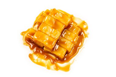 Beyaz arka planda izole edilmiş lezzetli karamel şekerler. Boşluğu kopyala.