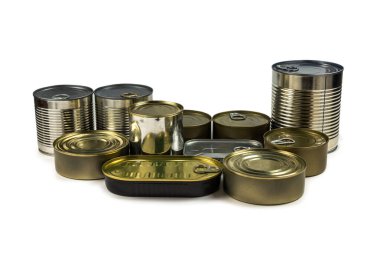 Beyaz arka planda izole edilmiş teneke kutuların karışımı. Boşluğu kopyala.