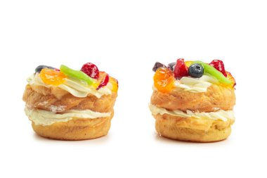 Beyaz üzerine izole edilmiş kremalı ve meyveli kek.. 