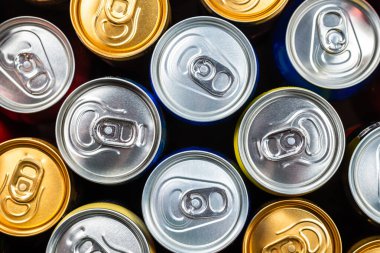 Bir grup alüminyum kutu, soğuk içecek. Üst görünüm.