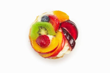 Beyaz üzerine izole edilmiş kremalı ve meyveli kek.. 