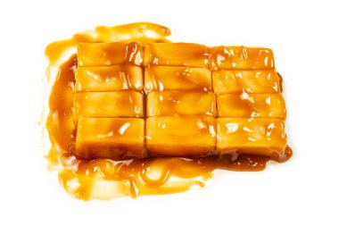 Beyaz arka planda izole edilmiş lezzetli karamel şekerler. Boşluğu kopyala.