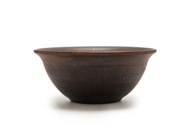 Beyaz arkaplanda izole edilmiş seramik boş kahverengi kase. 