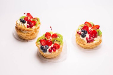 Kremalı ev yapımı pasta ve beyaz üzerine izole meyveler.. 