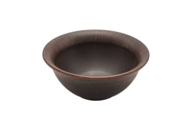 Beyaz arkaplanda izole edilmiş seramik boş kahverengi kase. 