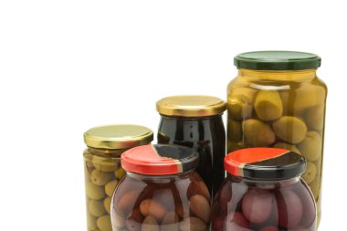 Beyaz arka planda izole edilmiş şişedeki zeytinler.. 