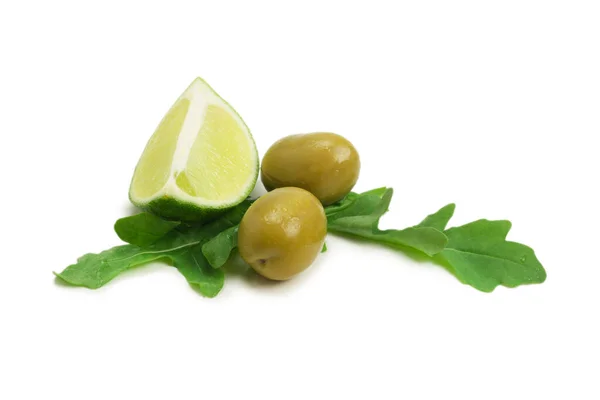 Due Olive Pezzetto Limone Foglie Rucola Isolate Fondo Bianco — Foto Stock