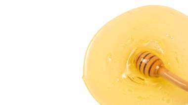 Beyaz arka planda ballı Dipper. Metin veya tasarım için boşluk. 