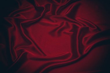 Kırmızı ipek ya da saten lüks kumaş dokusu soyut bir arka plan olarak kullanılabilir. Üst görünüm