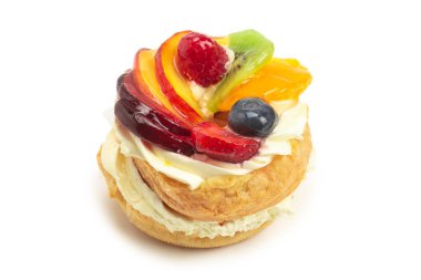 Beyaz üzerine izole edilmiş kremalı ve meyveli kek.. 