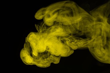 Siyah arka planda sarı buhar. Boşluğu kopyala.