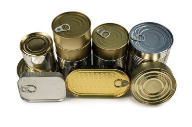 Beyaz arka planda izole edilmiş teneke kutuların karışımı. Boşluğu kopyala.