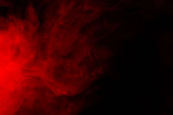 Siyah arka planda kırmızı buhar. Boşluğu kopyala.