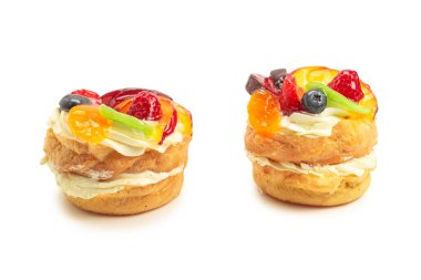 Beyaz üzerine izole edilmiş kremalı ve meyveli kek.. 