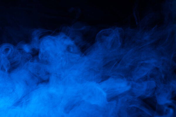 Синий пар на черном фоне. Копирование пространства.