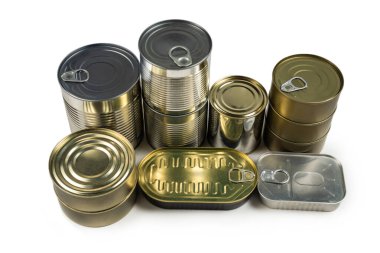 Beyaz arka planda izole edilmiş teneke kutuların karışımı. Boşluğu kopyala.