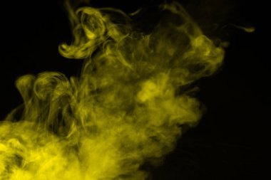 Siyah arka planda sarı buhar. Boşluğu kopyala.