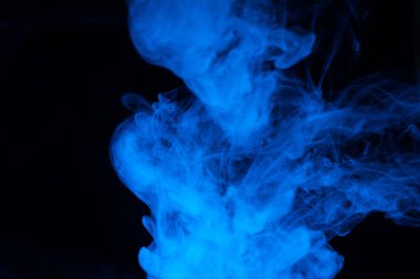 Siyah arka planda mavi buhar. Boşluğu kopyala.