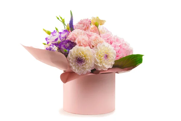 배경에 떨어져 분홍색 상자에 꽃다발 — 스톡 사진