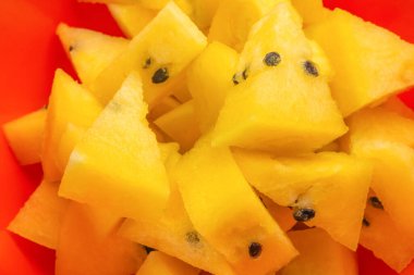 Beyaz arkaplanda izole edilmiş sarı karpuz. 