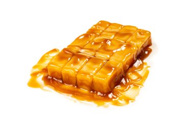 Beyaz arka planda izole edilmiş lezzetli karamel şekerler. Boşluğu kopyala.