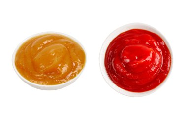 Beyaz arka planda beyaz tabakta portakal sosu.