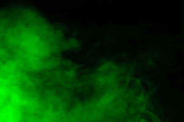 Siyah arka planda yeşil buhar. Boşluğu kopyala.