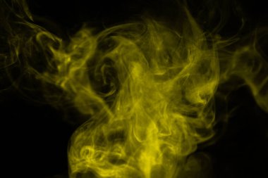 Siyah arka planda sarı buhar. Boşluğu kopyala.