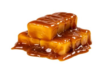 Beyaz arka planda izole edilmiş lezzetli karamel şekerler. Boşluğu kopyala.