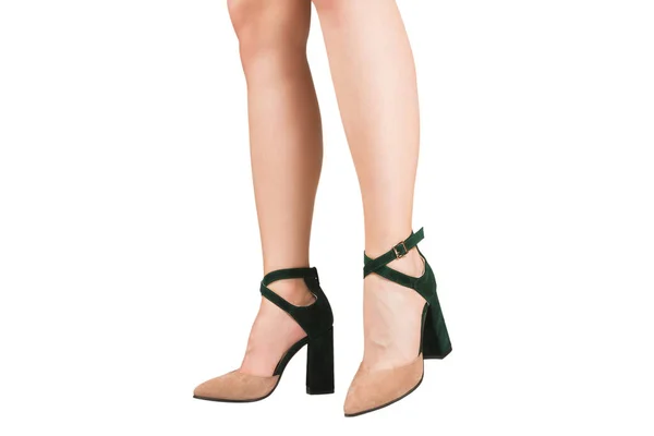 Жіночі Ноги Зелених Бежевих Сандалі Підборах Ізольовані Білому Тлі — стокове фото