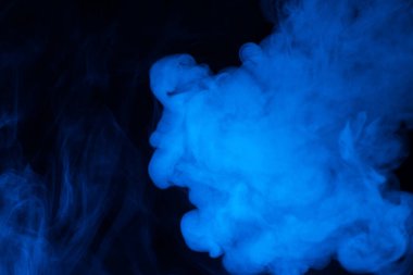 Siyah arka planda mavi buhar. Boşluğu kopyala.