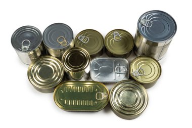 Beyaz arka planda izole edilmiş teneke kutuların karışımı. Boşluğu kopyala.