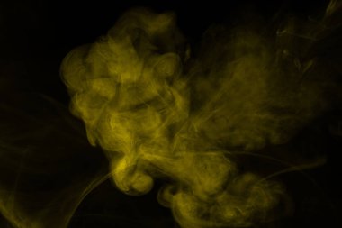 Siyah arka planda sarı buhar. Boşluğu kopyala.