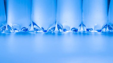 İçinde su olan plastik şişe grubu.. 