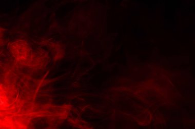 Siyah arka planda kırmızı buhar. Boşluğu kopyala.