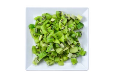 Beyaz arka planda izole edilmiş taze dilimlenmiş kivi meyvesi..