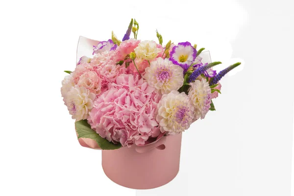 Buquê Flores Rosa Roxo Uma Caixa Rosa Isolada Fundo Branco — Fotografia de Stock