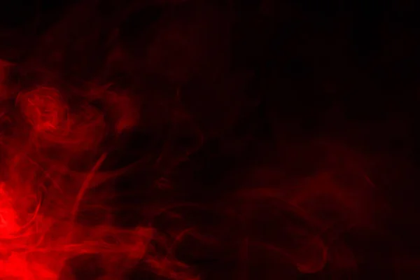 Siyah arka planda kırmızı buhar. Boşluğu kopyala.