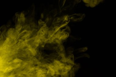 Siyah arka planda sarı buhar. Boşluğu kopyala.