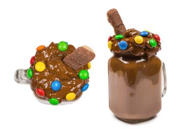 Çikolatalı milkshake, çırpılmış krema, kurabiye, waffle, cam mason kavanozunda servis edilir. 