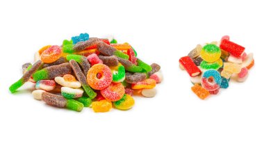 Çeşit çeşit şekerleme. Üst Manzara. Jöleli şekerler. Beyazda izole edilmiş.