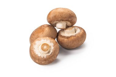Beyaz arka planda izole edilmiş lezzetli mantar..
