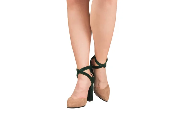 穿着绿色和米黄色凉鞋 脚后跟与白色背景隔离的女人腿 — 图库照片
