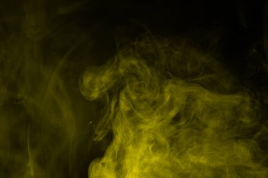 Siyah arka planda sarı buhar. Boşluğu kopyala.