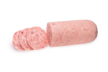 Kaynamış sosis beyaz arka planda izole edilmiş. Dilimler. 