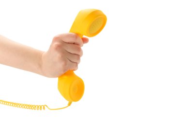 Kadının elindeki sarı cep telefonu beyaza izole edilmiş. Boşluğu kopyala.