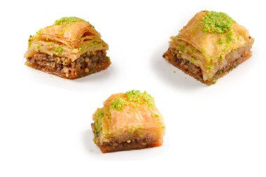 Beyaz arka planda fıstıklı baklava. Tatlı..