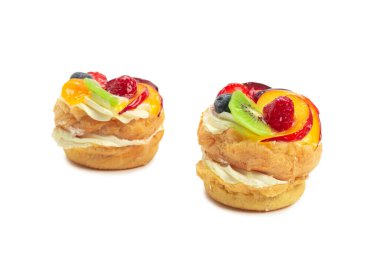 Beyaz üzerine izole edilmiş kremalı ve meyveli kek.. 