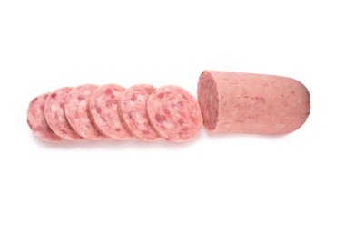 Kaynamış sosis beyaz arka planda izole edilmiş. Dilimler. 