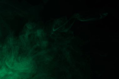 Siyah arka planda yeşil buhar. Boşluğu kopyala.